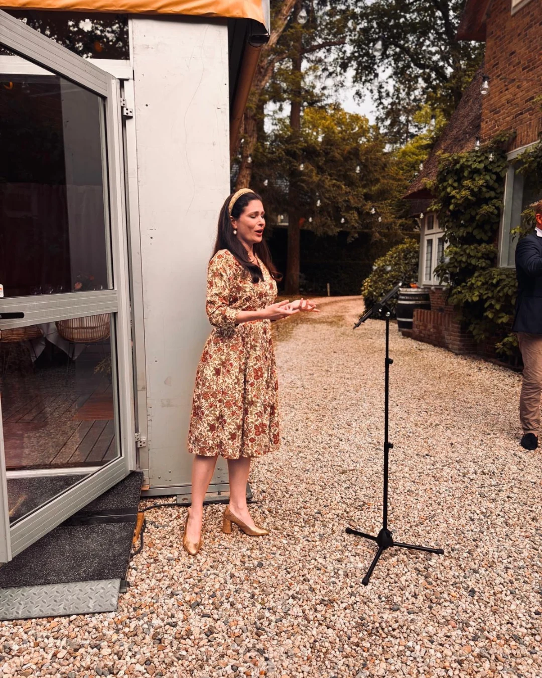 Sopraan zingt live tijdens een stijlvolle buitenbruiloft